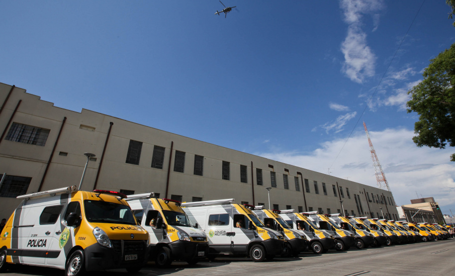 Curitiba recebe nesta sexta-feira (22) mais uma edição da Operação 100, de prevenção e combate à criminalidade. Participam 500 policiais militares, 200 viaturas e 40 equipes hipomóveis do 1º Comando Regional da PM (1º CRPM). Eles promovem abordagens, blitz de trânsito, batidas policiais e operações em locais específicos para combater crimes e localizar drogas, armas e pessoas foragidas da Justiça. Foto: Ari Dias/AEN