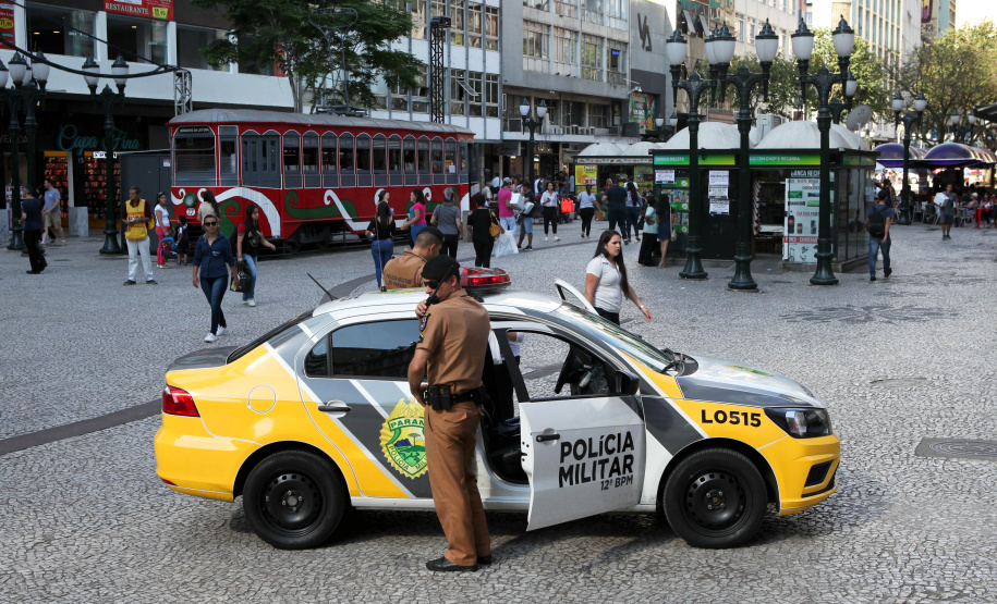 Curitiba recebe nesta sexta-feira (22) mais uma edição da Operação 100, de prevenção e combate à criminalidade. Participam 500 policiais militares, 200 viaturas e 40 equipes hipomóveis do 1º Comando Regional da PM (1º CRPM). Eles promovem abordagens, blitz de trânsito, batidas policiais e operações em locais específicos para combater crimes e localizar drogas, armas e pessoas foragidas da Justiça. Foto: Ari Dias/AEN