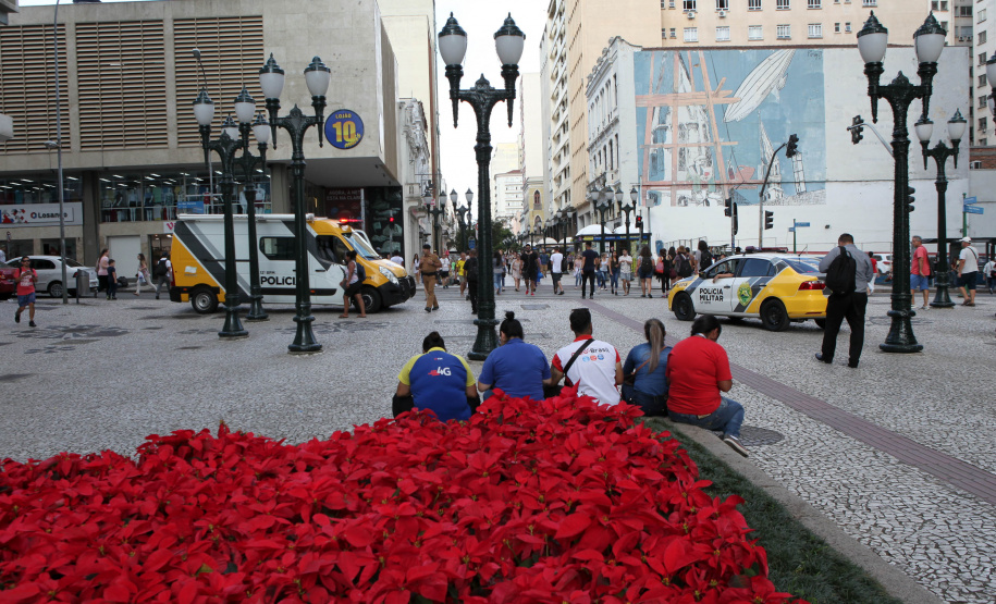 Curitiba recebe nesta sexta-feira (22) mais uma edição da Operação 100, de prevenção e combate à criminalidade. Participam 500 policiais militares, 200 viaturas e 40 equipes hipomóveis do 1º Comando Regional da PM (1º CRPM). Eles promovem abordagens, blitz de trânsito, batidas policiais e operações em locais específicos para combater crimes e localizar drogas, armas e pessoas foragidas da Justiça. Foto: Ari Dias/AEN