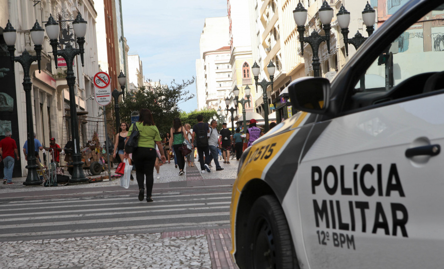 Curitiba recebe nesta sexta-feira (22) mais uma edição da Operação 100, de prevenção e combate à criminalidade. Participam 500 policiais militares, 200 viaturas e 40 equipes hipomóveis do 1º Comando Regional da PM (1º CRPM). Eles promovem abordagens, blitz de trânsito, batidas policiais e operações em locais específicos para combater crimes e localizar drogas, armas e pessoas foragidas da Justiça. Foto: Ari Dias/AEN