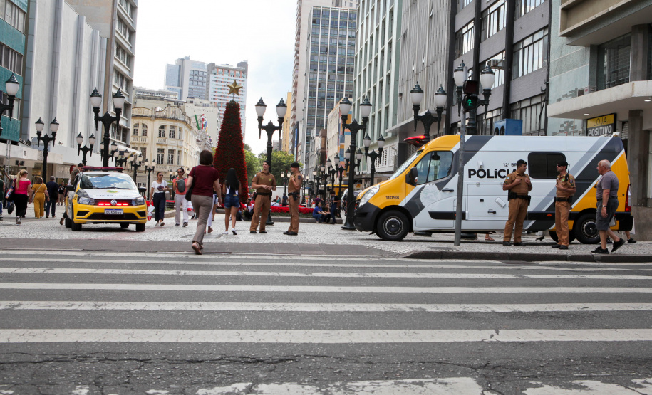 Curitiba recebe nesta sexta-feira (22) mais uma edição da Operação 100, de prevenção e combate à criminalidade. Participam 500 policiais militares, 200 viaturas e 40 equipes hipomóveis do 1º Comando Regional da PM (1º CRPM). Eles promovem abordagens, blitz de trânsito, batidas policiais e operações em locais específicos para combater crimes e localizar drogas, armas e pessoas foragidas da Justiça. Foto: Ari Dias/AEN