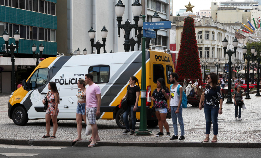 Curitiba recebe nesta sexta-feira (22) mais uma edição da Operação 100, de prevenção e combate à criminalidade. Participam 500 policiais militares, 200 viaturas e 40 equipes hipomóveis do 1º Comando Regional da PM (1º CRPM). Eles promovem abordagens, blitz de trânsito, batidas policiais e operações em locais específicos para combater crimes e localizar drogas, armas e pessoas foragidas da Justiça. Foto: Ari Dias/AEN