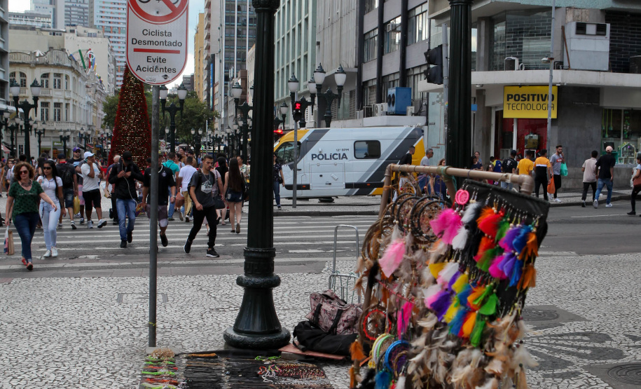Curitiba recebe nesta sexta-feira (22) mais uma edição da Operação 100, de prevenção e combate à criminalidade. Participam 500 policiais militares, 200 viaturas e 40 equipes hipomóveis do 1º Comando Regional da PM (1º CRPM). Eles promovem abordagens, blitz de trânsito, batidas policiais e operações em locais específicos para combater crimes e localizar drogas, armas e pessoas foragidas da Justiça. Foto: Ari Dias/AEN