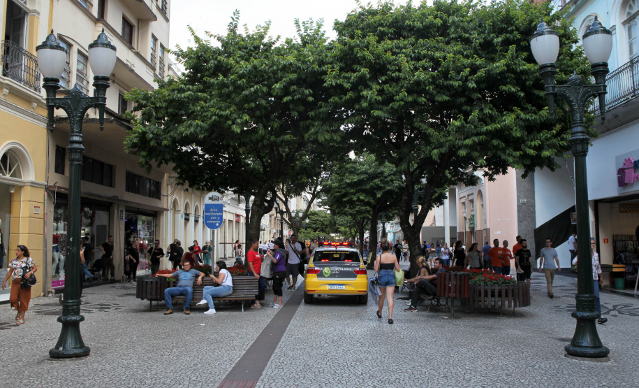 Curitiba recebe nesta sexta-feira (22) mais uma edição da Operação 100, de prevenção e combate à criminalidade. Participam 500 policiais militares, 200 viaturas e 40 equipes hipomóveis do 1º Comando Regional da PM (1º CRPM). Eles promovem abordagens, blitz de trânsito, batidas policiais e operações em locais específicos para combater crimes e localizar drogas, armas e pessoas foragidas da Justiça. Foto: Ari Dias/AEN