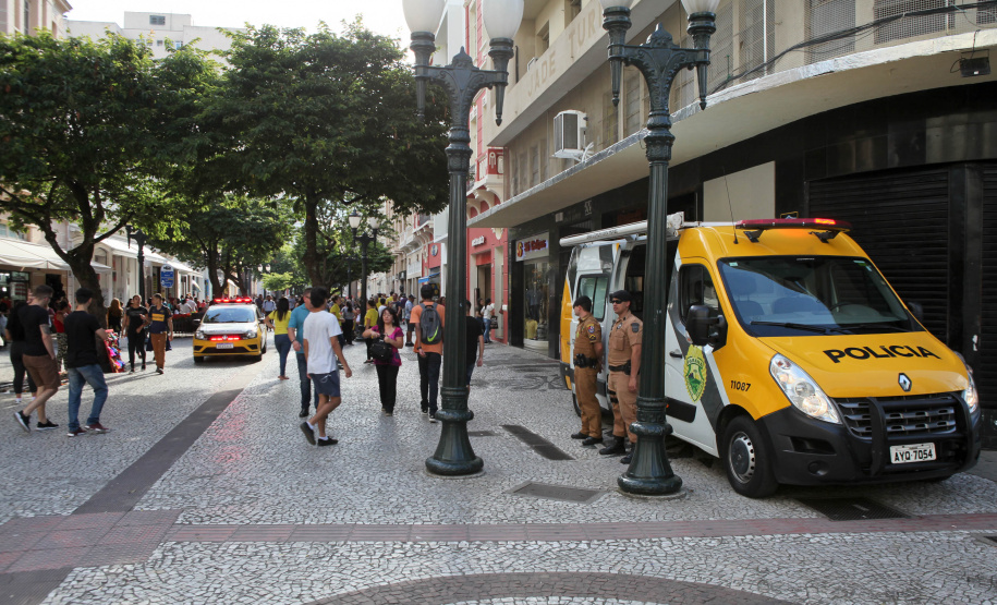 Curitiba recebe nesta sexta-feira (22) mais uma edição da Operação 100, de prevenção e combate à criminalidade. Participam 500 policiais militares, 200 viaturas e 40 equipes hipomóveis do 1º Comando Regional da PM (1º CRPM). Eles promovem abordagens, blitz de trânsito, batidas policiais e operações em locais específicos para combater crimes e localizar drogas, armas e pessoas foragidas da Justiça. Foto: Ari Dias/AEN