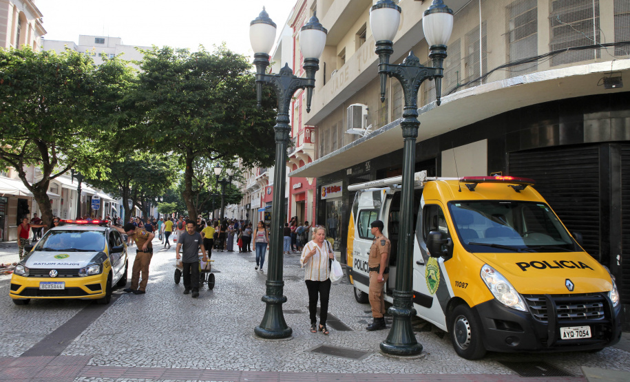 Curitiba recebe nesta sexta-feira (22) mais uma edição da Operação 100, de prevenção e combate à criminalidade. Participam 500 policiais militares, 200 viaturas e 40 equipes hipomóveis do 1º Comando Regional da PM (1º CRPM). Eles promovem abordagens, blitz de trânsito, batidas policiais e operações em locais específicos para combater crimes e localizar drogas, armas e pessoas foragidas da Justiça. Foto: Ari Dias/AEN