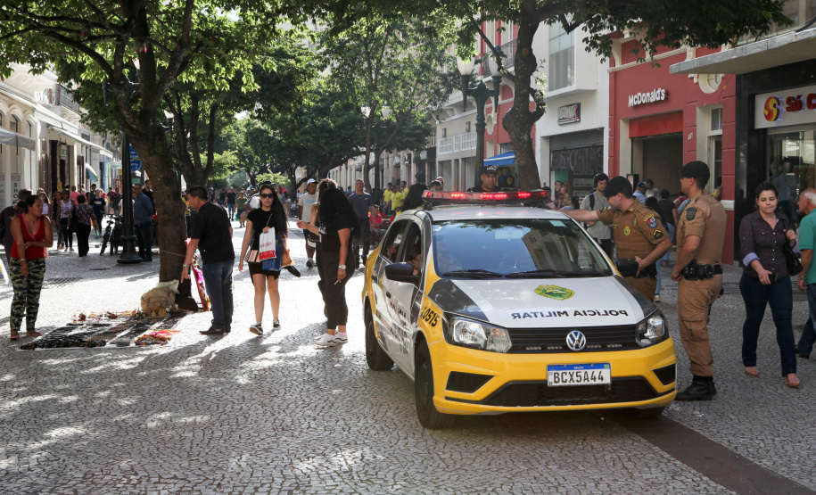 Curitiba recebe nesta sexta-feira (22) mais uma edição da Operação 100, de prevenção e combate à criminalidade. Participam 500 policiais militares, 200 viaturas e 40 equipes hipomóveis do 1º Comando Regional da PM (1º CRPM). Eles promovem abordagens, blitz de trânsito, batidas policiais e operações em locais específicos para combater crimes e localizar drogas, armas e pessoas foragidas da Justiça. Foto: Ari Dias/AEN