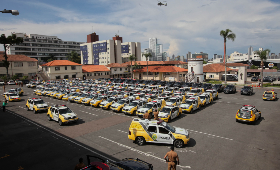 Curitiba recebe nesta sexta-feira (22) mais uma edição da Operação 100, de prevenção e combate à criminalidade. São mobilizadoss 500 policiais militares, 200 viaturas e 40 equipes hipomóveis do 1º Comando Regional da PM (1º CRPM). Eles promovem abordagens, blitz de trânsito, batidas policiais e operações em locais específicos para combater crimes e localizar drogas, armas e pessoas foragidas da Justiça. Foto: Ari Dias/AEN