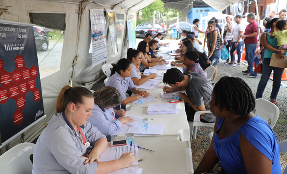 A segunda edição da Feira da Cidadania levou a moradores do tradicional bairro de Santa Felicidade, em Curitiba, diversos serviços gratuitos nesta sexta-feira (22). O destaque do evento foi o Mutirão de Emprego, encaminhou mais de 1,8 mil pessoas para vagas de trabalho. Foto: Divulgação/SEJUF
