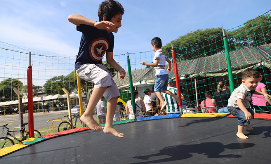 A segunda edição da Feira da Cidadania levou a moradores do tradicional bairro de Santa Felicidade, em Curitiba, diversos serviços gratuitos nesta sexta-feira (22). O destaque do evento foi o Mutirão de Emprego, encaminhou mais de 1,8 mil pessoas para vagas de trabalho. Foto: Divulgação/SEJUF
