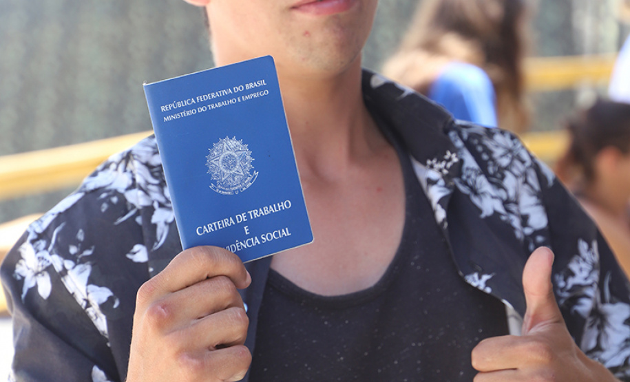 A segunda edição da Feira da Cidadania levou a moradores do tradicional bairro de Santa Felicidade, em Curitiba, diversos serviços gratuitos nesta sexta-feira (22). O destaque do evento foi o Mutirão de Emprego, encaminhou mais de 1,8 mil pessoas para vagas de trabalho. Foto: Divulgação/SEJUF