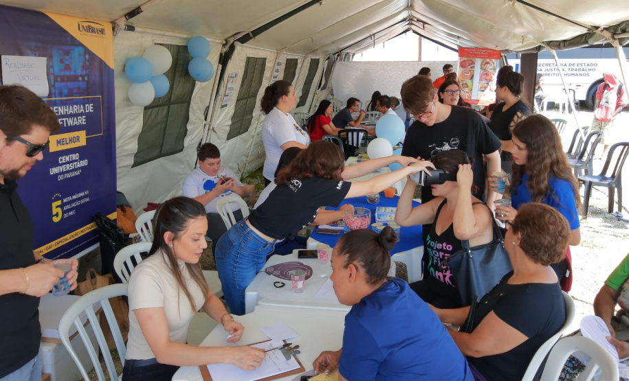 A segunda edição da Feira da Cidadania levou a moradores do tradicional bairro de Santa Felicidade, em Curitiba, diversos serviços gratuitos nesta sexta-feira (22). O destaque do evento foi o Mutirão de Emprego, encaminhou mais de 1,8 mil pessoas para vagas de trabalho. Foto: Divulgação/SEJUF