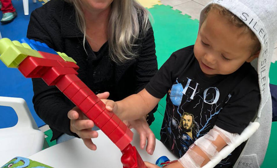 Há um ano e três meses, Marquinhos trata a Talassemia Major (doença que impede a produção de hemácias – responsáveis por carregar o oxigênio para as células) através de transfusões de sangue no ambulatório do Hemepar Curitiba. Somente em 2018,

Marquinhos recebeu 11 bolsas com concentrado de hemácias e em 2019, de janeiro a novembro, mais 16. Esse tratamento só foi possível graças a, no mínimo, 27 doações de sangue.FOTO: Divulgação/SESA