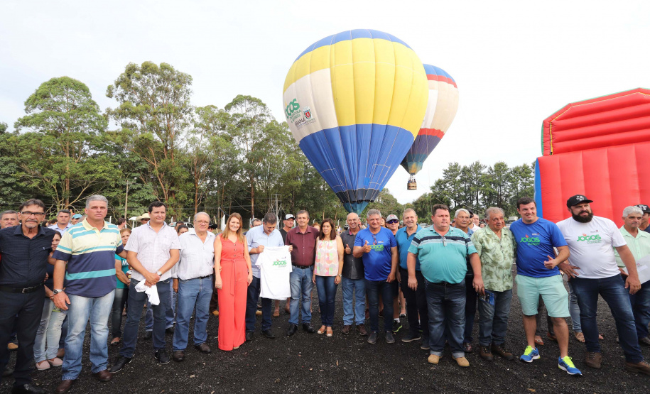 Aventura e Natureza, em Ribeirão Claro. Participaram: prefeito de Ribeirão Claro, Mario Augusto Pereira; diretor superintendente de Espotes, Hélio Wirbiski; diretor presidente do ITCG, Mozarte de Quadros Junior;   entre outros.Ribeirão Claro, 23-11-19.Foto: Arnaldo Alves / AEN.