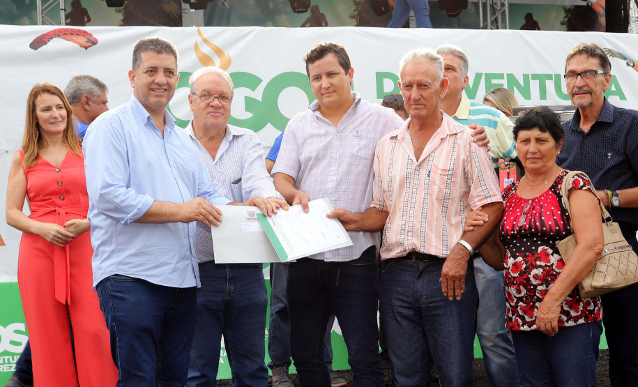 Pequenos produtores das localidades de Água da Mula, Ruvina, Três Corações e Ribeirão do Meio, no município de Ribeirão Claro, no Norte Pioneiro, receberam neste sábado (23) documentos para regularizar suas propriedades.

Eles fazem parte do processo de regularização feito pelo Instituto de Terras, Cartografia e Geologia do Paraná (ITCG). A entrega aconteceu durante a cerimônia de lançamento da etapa Angra Doce dos Jogos de Aventura e Natureza.Foto: Arnaldo Alves / AEN.