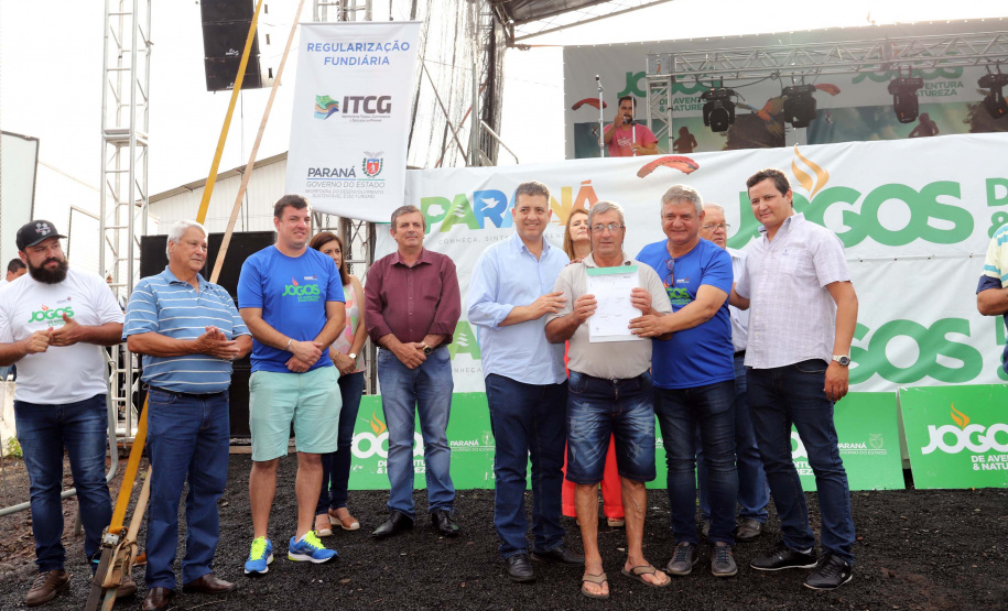 Pequenos produtores das localidades de Água da Mula, Ruvina, Três Corações e Ribeirão do Meio, no município de Ribeirão Claro, no Norte Pioneiro, receberam neste sábado (23) documentos para regularizar suas propriedades.

Eles fazem parte do processo de regularização feito pelo Instituto de Terras, Cartografia e Geologia do Paraná (ITCG). A entrega aconteceu durante a cerimônia de lançamento da etapa Angra Doce dos Jogos de Aventura e Natureza.Foto: Arnaldo Alves / AEN.