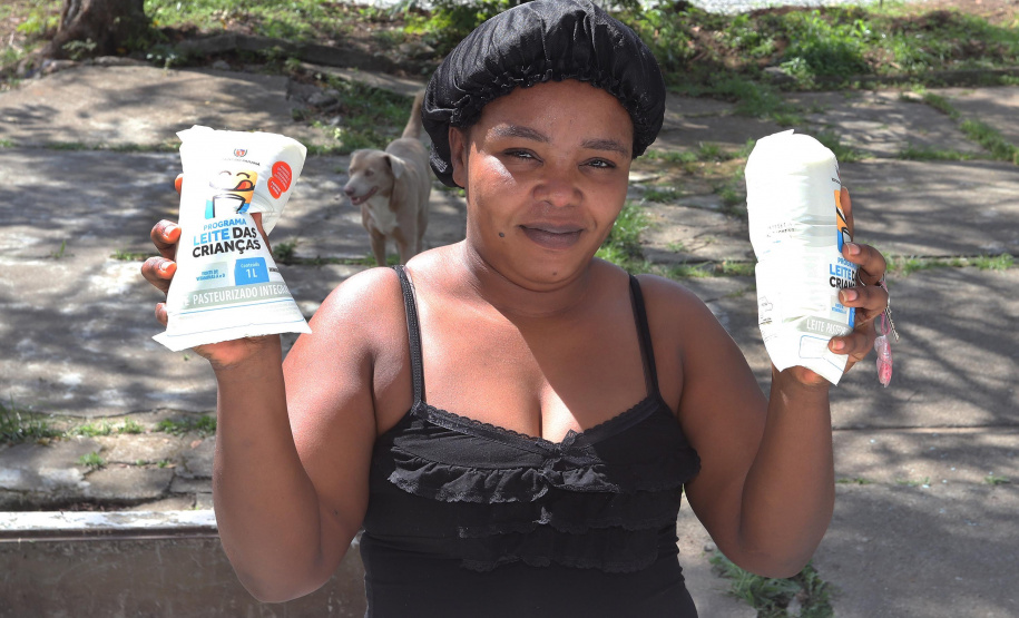 Em 2019, o Leite das Crianças completa 15 anos de atividade em Curitiba, que foi a última cidade a integrar o programa do Governo do Estado. N/F: Mikerlange Meralus (haitiana) recebendo o Leite das Crianças.Curitiba, 30-09-19.Foto: Arnaldo Alves / AEN.