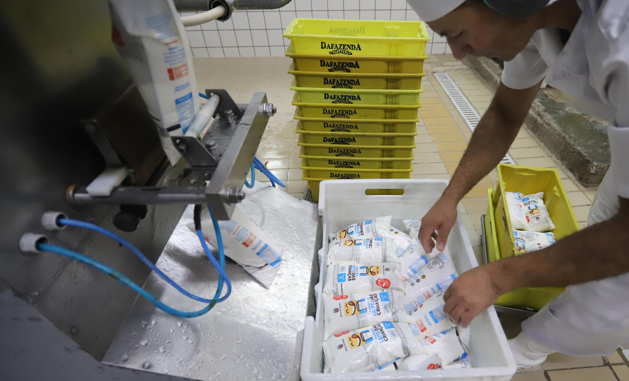 Leite das Crianças - Laticínio Ruhban, envase do Leite das Crianças.Piraquara, 01-10-19.Foto: Arnaldo Alves / AEN.