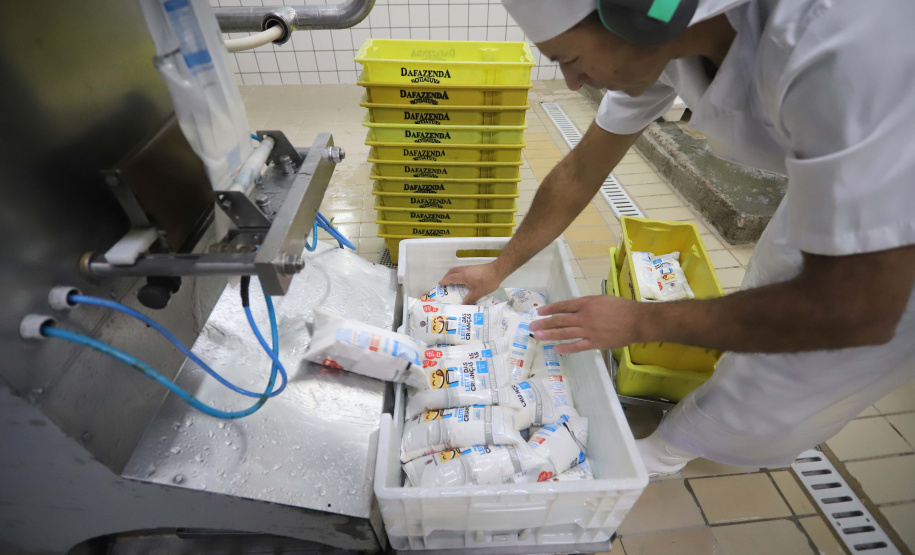 Leite das Crianças - Laticínio Ruhban, envase do Leite das Crianças.Piraquara, 01-10-19.Foto: Arnaldo Alves / AEN.