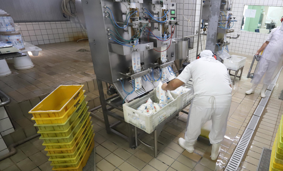 Leite das Crianças - Laticínio Ruhban, envase do Leite das Crianças.Piraquara, 01-10-19.Foto: Arnaldo Alves / AEN.