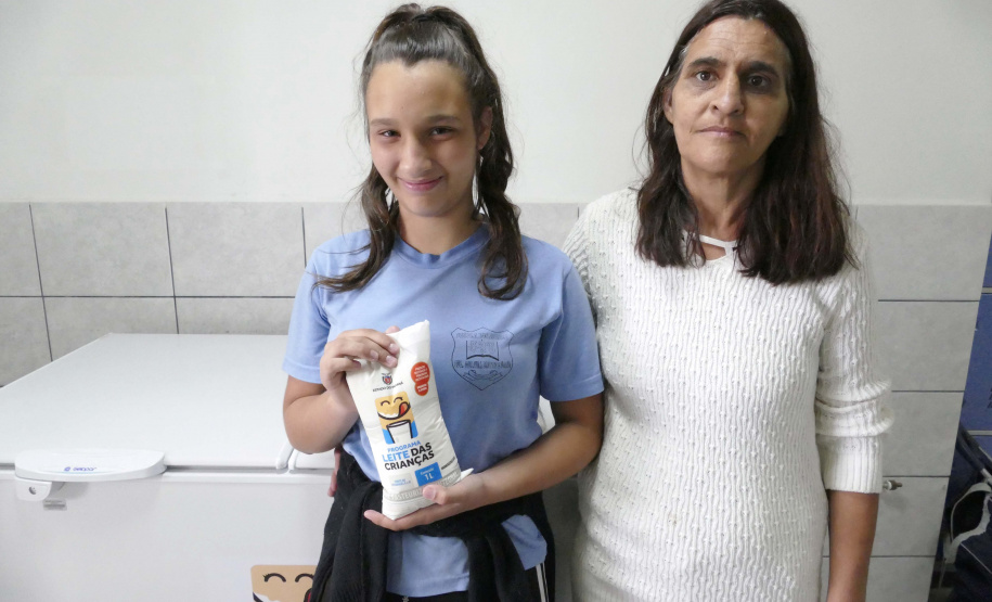 Em 2019, o Leite das Crianças completa 15 anos de atividade em Curitiba, que foi a última cidade a integrar o programa do Governo do Estado. N/F: Letícia Fernandes Stomkoski, (13), recebeu o Leite das Crianças desde os 3 meses de vida e, sua mãe Mara Aparecida Vera. Hoje dona Mara pega o leite para os 6 netos.Foto: Arnaldo Alves / AEN.