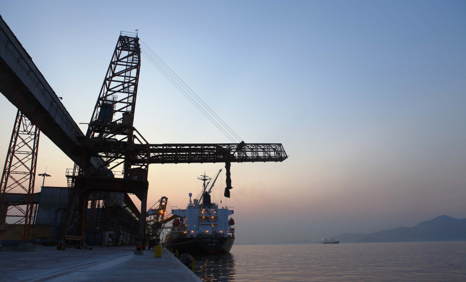 As operações nos Portos do Paraná ficarão ainda mais ágeis. A partir de agora, os navios não terão restrição para as operações e navegação noturnas. Com o esforço conjunto das autoridades Portuária e Marítima, Praticagem e Operadores, a norma de tráfego e permanência nos portos de Paranaguá e Antonina foi atualizada. As regras foram equalizadas para os dois períodos do dia.Foto: Arquivo- Portos do Paraná