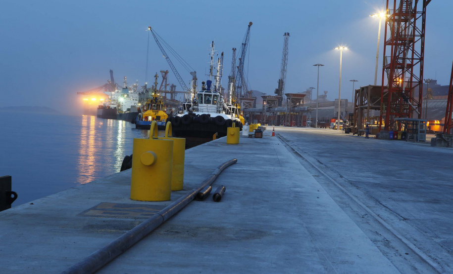 As operações nos Portos do Paraná ficarão ainda mais ágeis. A partir de agora, os navios não terão restrição para as operações e navegação noturnas. Com o esforço conjunto das autoridades Portuária e Marítima, Praticagem e Operadores, a norma de tráfego e permanência nos portos de Paranaguá e Antonina foi atualizada. As regras foram equalizadas para os dois períodos do dia.Foto: Arquivo- Portos do Paraná