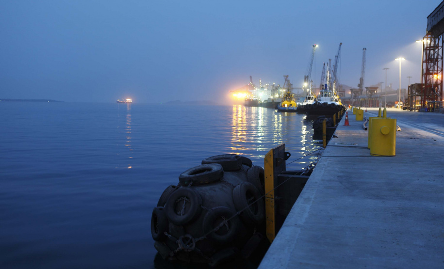 As operações nos Portos do Paraná ficarão ainda mais ágeis. A partir de agora, os navios não terão restrição para as operações e navegação noturnas. Com o esforço conjunto das autoridades Portuária e Marítima, Praticagem e Operadores, a norma de tráfego e permanência nos portos de Paranaguá e Antonina foi atualizada. As regras foram equalizadas para os dois períodos do dia.Foto: Arquivo- Portos do Paraná