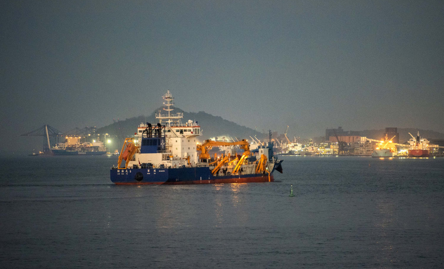 As operações nos Portos do Paraná ficarão ainda mais ágeis. A partir de agora, os navios não terão restrição para as operações e navegação noturnas. Com o esforço conjunto das autoridades Portuária e Marítima, Praticagem e Operadores, a norma de tráfego e permanência nos portos de Paranaguá e Antonina foi atualizada. As regras foram equalizadas para os dois períodos do dia.