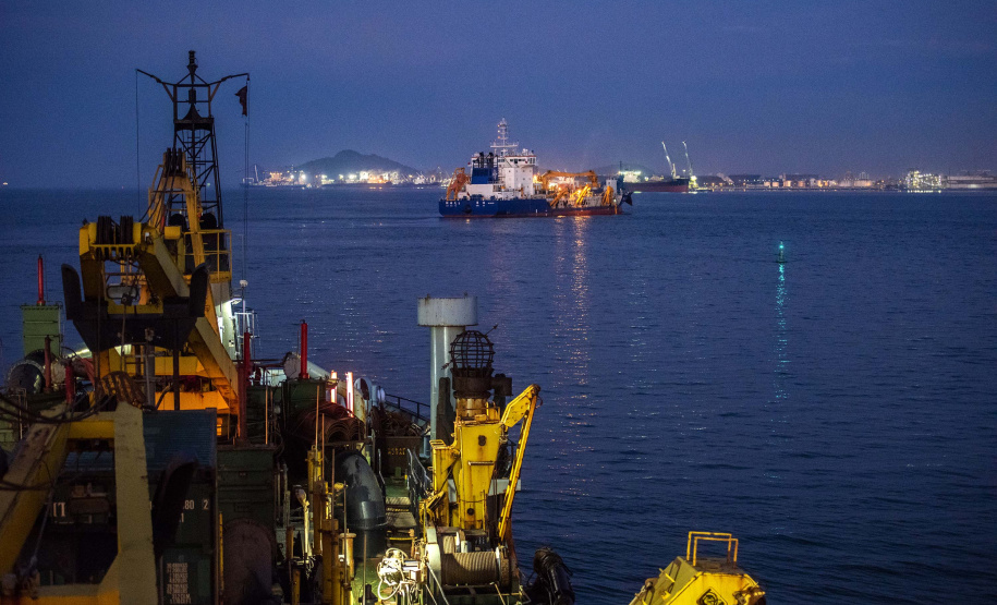 As operações nos Portos do Paraná ficarão ainda mais ágeis. A partir de agora, os navios não terão restrição para as operações e navegação noturnas. Com o esforço conjunto das autoridades Portuária e Marítima, Praticagem e Operadores, a norma de tráfego e permanência nos portos de Paranaguá e Antonina foi atualizada. As regras foram equalizadas para os dois períodos do dia.