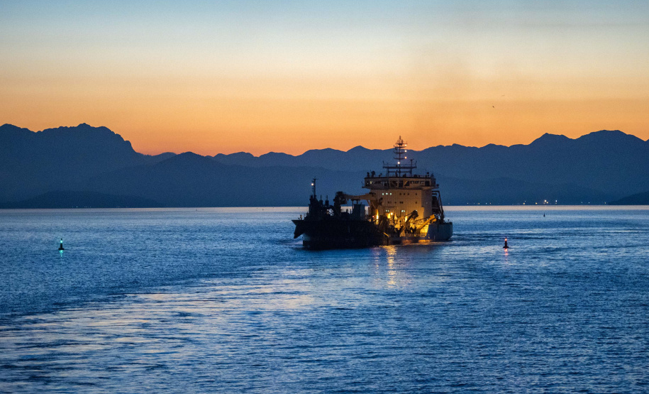 As operações nos Portos do Paraná ficarão ainda mais ágeis. A partir de agora, os navios não terão restrição para as operações e navegação noturnas. Com o esforço conjunto das autoridades Portuária e Marítima, Praticagem e Operadores, a norma de tráfego e permanência nos portos de Paranaguá e Antonina foi atualizada. As regras foram equalizadas para os dois períodos do dia.