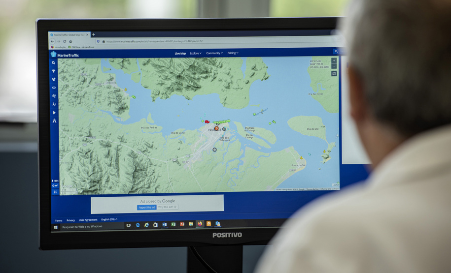 As operações nos Portos do Paraná ficarão ainda mais ágeis. A partir de agora, os navios não terão restrição para as operações e navegação noturnas. Com o esforço conjunto das autoridades Portuária e Marítima, Praticagem e Operadores, a norma de tráfego e permanência nos portos de Paranaguá e Antonina foi atualizada. As regras foram equalizadas para os dois períodos do dia.Claudio Neves -Portos do Paraná