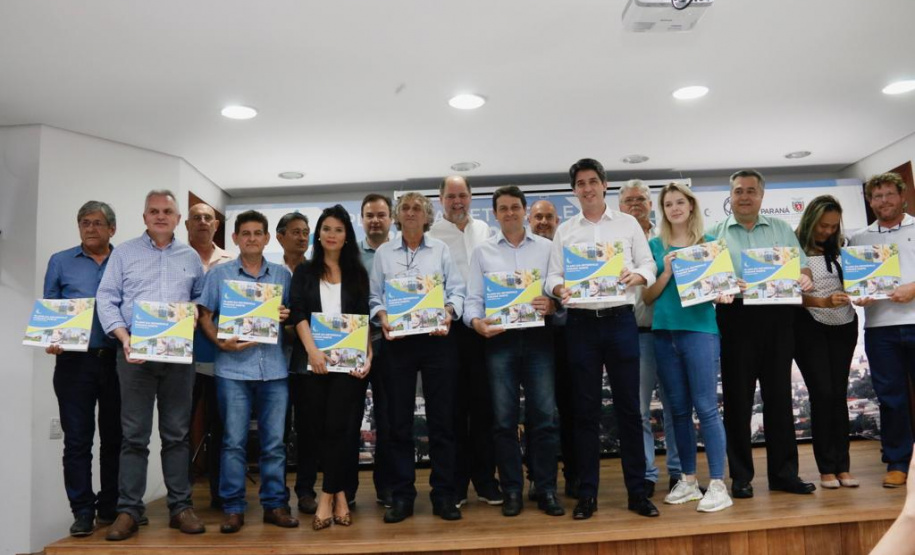 O Governo do Paraná, por meio da Secretaria do Planejamento e Projetos Estruturantes, entregou o Plano de Desenvolvimento Regional Sustentável da Metrópole Paraná Norte. A solenidade aconteceu no auditório do Senac, em Apucarana, sexta-feira (22). O documento foi entregue pelo secretário do Planejamento, Valdemar Bernardo Jorge, a prefeitos que fazem parte da Metrópole Paraná Norte e teve a participação do secretário da Saúde, Beto Preto. Foto? Divulgação/SEPL