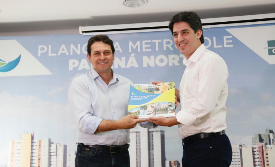O Governo do Paraná, por meio da Secretaria do Planejamento e Projetos Estruturantes, entregou o Plano de Desenvolvimento Regional Sustentável da Metrópole Paraná Norte. A solenidade aconteceu no auditório do Senac, em Apucarana, sexta-feira (22). O documento foi entregue pelo secretário do Planejamento, Valdemar Bernardo Jorge, a prefeitos que fazem parte da Metrópole Paraná Norte e teve a participação do secretário da Saúde, Beto Preto. Foto? Divulgação/SEPL