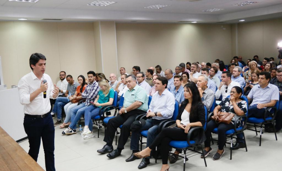 O Governo do Paraná, por meio da Secretaria do Planejamento e Projetos Estruturantes, entregou o Plano de Desenvolvimento Regional Sustentável da Metrópole Paraná Norte. A solenidade aconteceu no auditório do Senac, em Apucarana, sexta-feira (22). O documento foi entregue pelo secretário do Planejamento, Valdemar Bernardo Jorge, a prefeitos que fazem parte da Metrópole Paraná Norte e teve a participação do secretário da Saúde, Beto Preto. Foto? Divulgação/SEPL