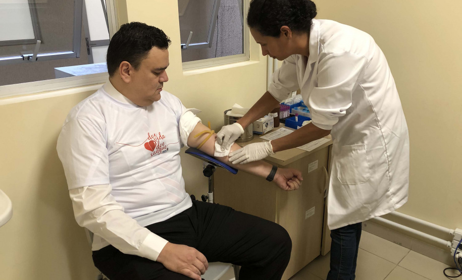 Servidores da Controladoria-Geral do Estado (CGE) se mobilizaram desde o início do mês para o Dia Nacional do Doador de Sangue Voluntário, celebrado nesta segunda-feira (25). O maior grupo se reuniu na sexta-feira (22) com apoio da Superintendência-Geral de Ação Solidária, vinculada à Secretaria da Justiça, Família e Trabalho, para doar sangue. Foto: Divulgação/CGE
