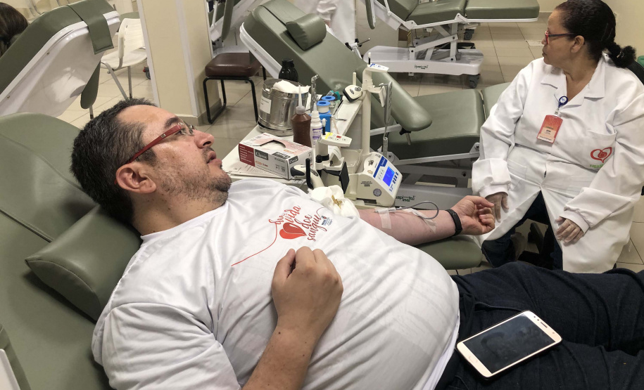 Servidores da Controladoria-Geral do Estado (CGE) se mobilizaram desde o início do mês para o Dia Nacional do Doador de Sangue Voluntário, celebrado nesta segunda-feira (25). O maior grupo se reuniu na sexta-feira (22) com apoio da Superintendência-Geral de Ação Solidária, vinculada à Secretaria da Justiça, Família e Trabalho, para doar sangue. Foto: Divulgação/CGE