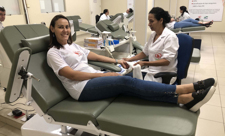 Servidores da Controladoria-Geral do Estado (CGE) se mobilizaram desde o início do mês para o Dia Nacional do Doador de Sangue Voluntário, celebrado nesta segunda-feira (25). O maior grupo se reuniu na sexta-feira (22) com apoio da Superintendência-Geral de Ação Solidária, vinculada à Secretaria da Justiça, Família e Trabalho, para doar sangue. Foto: Divulgação/CGE