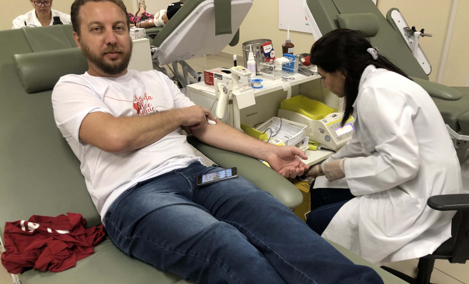 Servidores da Controladoria-Geral do Estado (CGE) se mobilizaram desde o início do mês para o Dia Nacional do Doador de Sangue Voluntário, celebrado nesta segunda-feira (25). O maior grupo se reuniu na sexta-feira (22) com apoio da Superintendência-Geral de Ação Solidária, vinculada à Secretaria da Justiça, Família e Trabalho, para doar sangue. Foto: Divulgação/CGE
