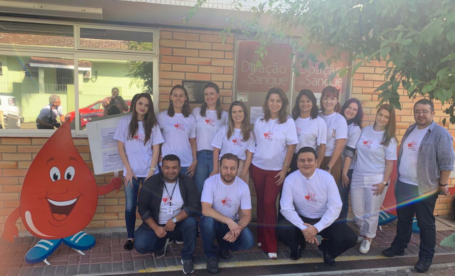 Servidores da Controladoria-Geral do Estado (CGE) se mobilizaram desde o início do mês para o Dia Nacional do Doador de Sangue Voluntário, celebrado nesta segunda-feira (25). O maior grupo se reuniu na sexta-feira (22) com apoio da Superintendência-Geral de Ação Solidária, vinculada à Secretaria da Justiça, Família e Trabalho, para doar sangue. Foto: Divulgação/CGE