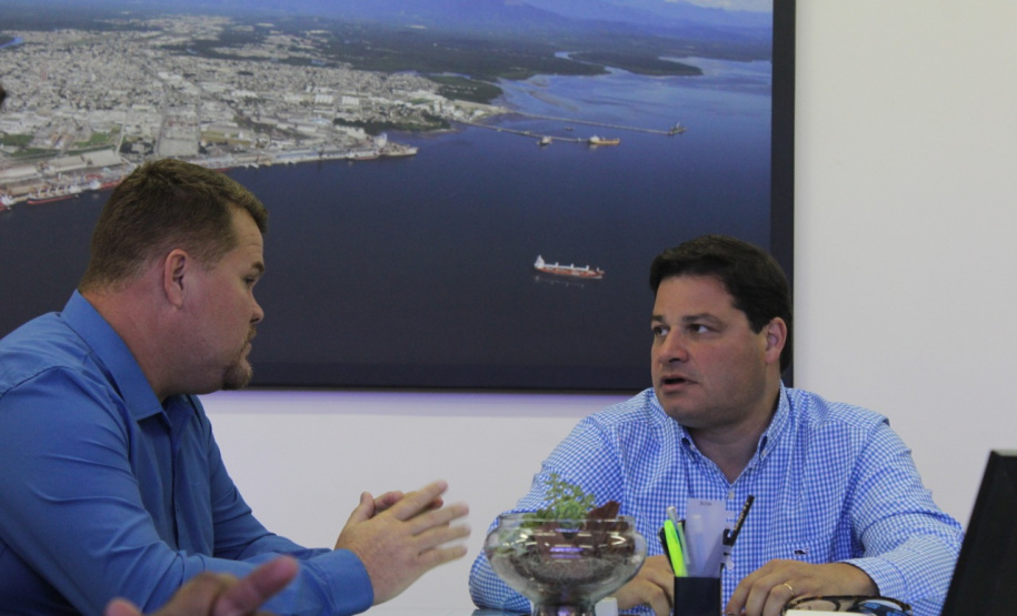 O prefeito de Paranaguá, Marcelo Roque, entregou nesta segunda-feira (25) ao secretário de Infraestrutura e Logística do Paraná, Sandro Alex, a certidão negativa de débitos municipais do Porto de Paranaguá. Foto: Divulgação/Portos do Paraná