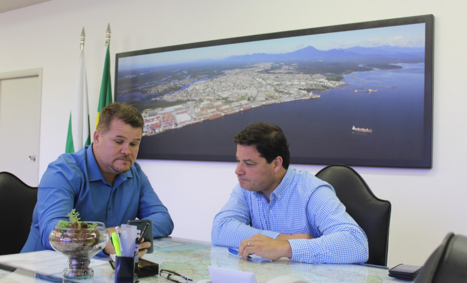 O prefeito de Paranaguá, Marcelo Roque, entregou nesta segunda-feira (25) ao secretário de Infraestrutura e Logística do Paraná, Sandro Alex, a certidão negativa de débitos municipais do Porto de Paranaguá. Foto: Divulgação/Portos do Paraná