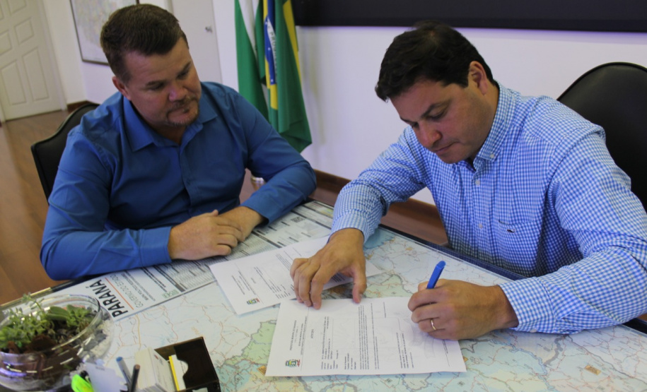 O prefeito de Paranaguá, Marcelo Roque, entregou nesta segunda-feira (25) ao secretário de Infraestrutura e Logística do Paraná, Sandro Alex, a certidão negativa de débitos municipais do Porto de Paranaguá. Foto: Divulgação/Portos do Paraná