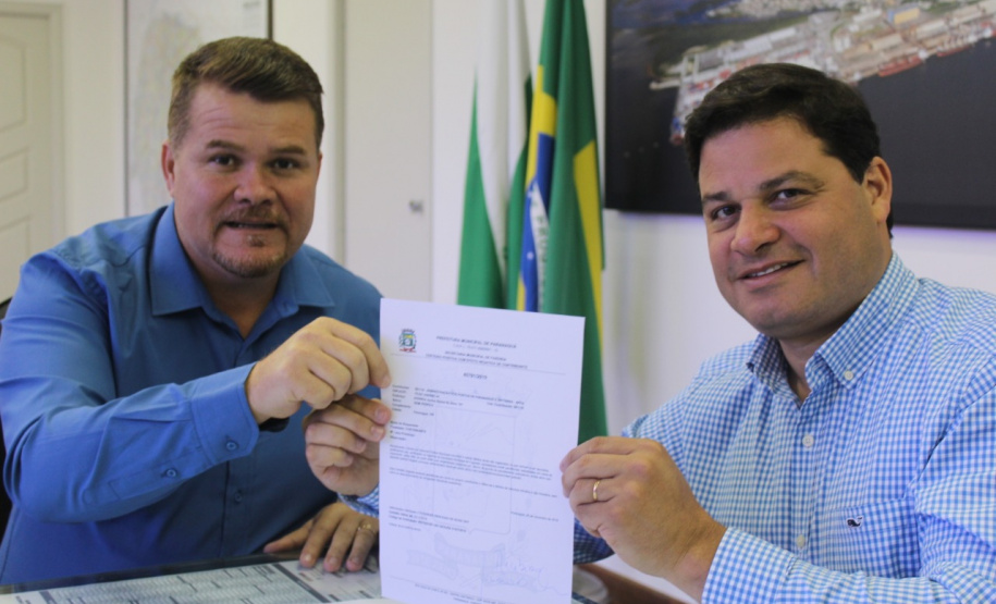 O prefeito de Paranaguá, Marcelo Roque, entregou nesta segunda-feira (25) ao secretário de Infraestrutura e Logística do Paraná, Sandro Alex, a certidão negativa de débitos municipais do Porto de Paranaguá. Foto: Divulgação/Portos do Paraná