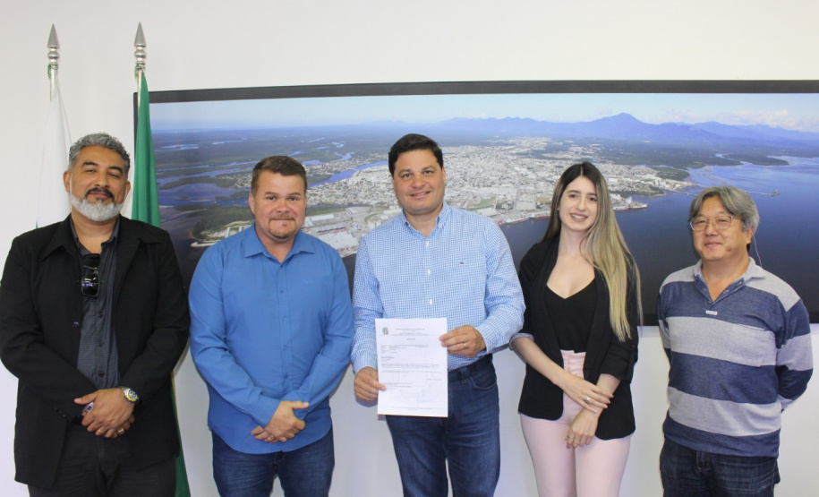 O prefeito de Paranaguá, Marcelo Roque, entregou nesta segunda-feira (25) ao secretário de Infraestrutura e Logística do Paraná, Sandro Alex, a certidão negativa de débitos municipais do Porto de Paranaguá. Foto: Divulgação/Portos do Paraná