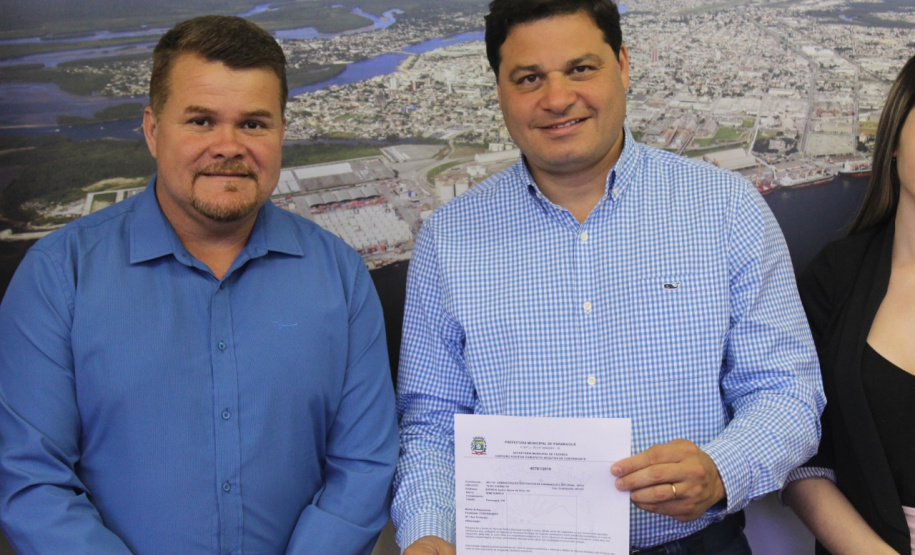 O prefeito de Paranaguá, Marcelo Roque, entregou nesta segunda-feira (25) ao secretário de Infraestrutura e Logística do Paraná, Sandro Alex, a certidão negativa de débitos municipais do Porto de Paranaguá. Foto: Divulgação/Portos do Paraná