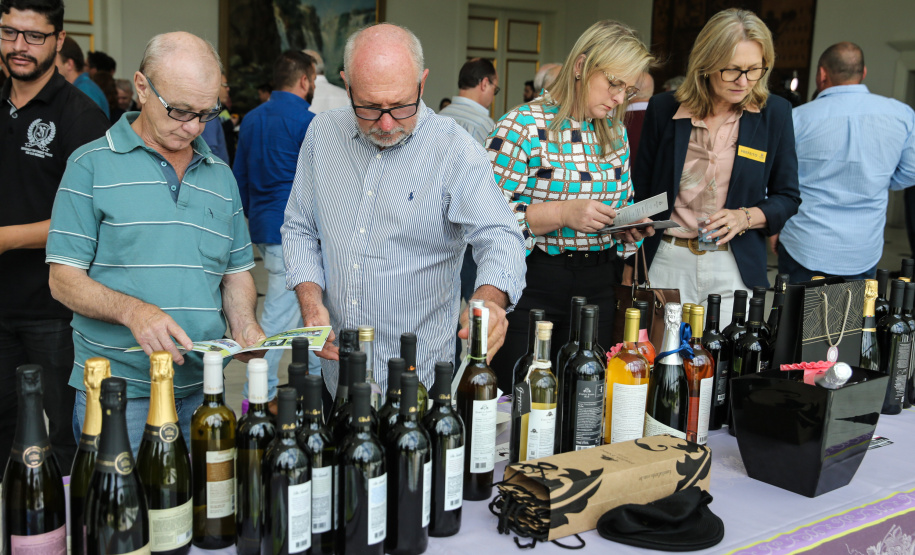 O Governador Carlos Massa Ratinho Júnior e o secretário estadual da Agricultura e Abastecimento, Norberto Ortigara, lançam nesta terça-feira (26),  o programa de Desenvolvimento e Revitalização da Viticultura e da Agroindústria Vitícola no Paraná, o Revitis.   Curitiba, 26/11/2019 - Foto: Geraldo Bubniak/AEN
