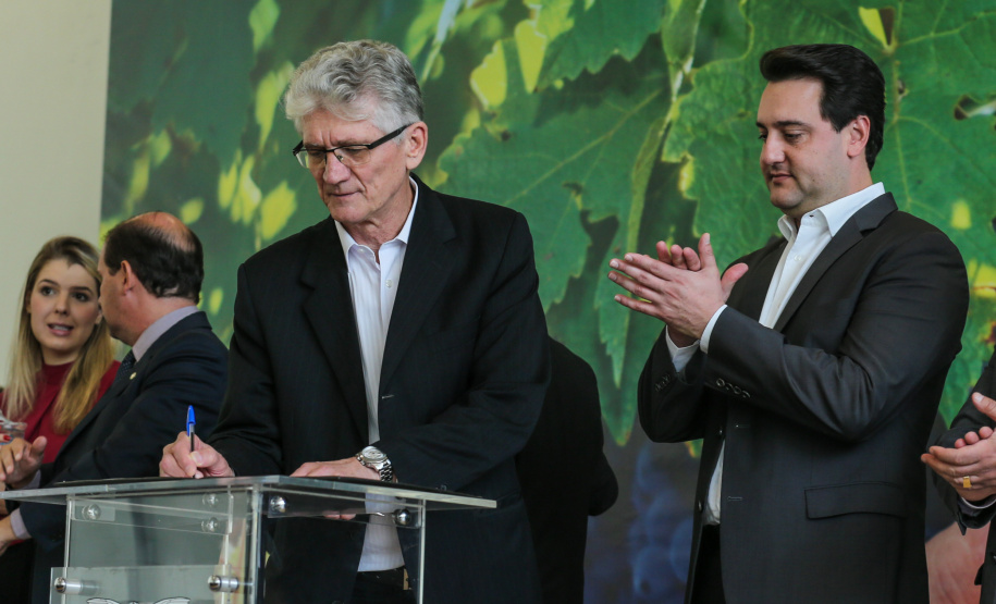 O Governador Carlos Massa Ratinho Júnior e o secretário estadual da Agricultura e Abastecimento, Norberto Ortigara, lançam nesta terça-feira (26),  o programa de Desenvolvimento e Revitalização da Viticultura e da Agroindústria Vitícola no Paraná, o Revitis.   Curitiba, 26/11/2019 - Foto: Geraldo Bubniak/AEN