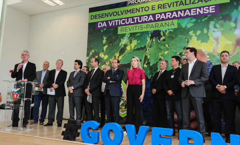 O Governador Carlos Massa Ratinho Júnior e o secretário estadual da Agricultura e Abastecimento, Norberto Ortigara, lançam nesta terça-feira (26),  o programa de Desenvolvimento e Revitalização da Viticultura e da Agroindústria Vitícola no Paraná, o Revitis.   Curitiba, 26/11/2019 - Foto: Geraldo Bubniak/AEN