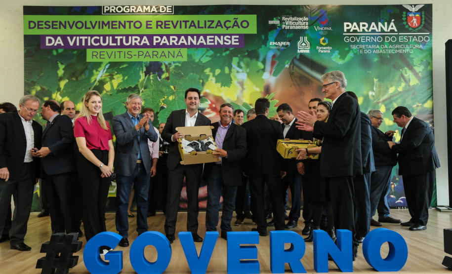 O Governador Carlos Massa Ratinho Júnior e o secretário estadual da Agricultura e Abastecimento, Norberto Ortigara, lançam nesta terça-feira (26),  o programa de Desenvolvimento e Revitalização da Viticultura e da Agroindústria Vitícola no Paraná, o Revitis.   Curitiba, 26/11/2019 - Foto: Geraldo Bubniak/AEN